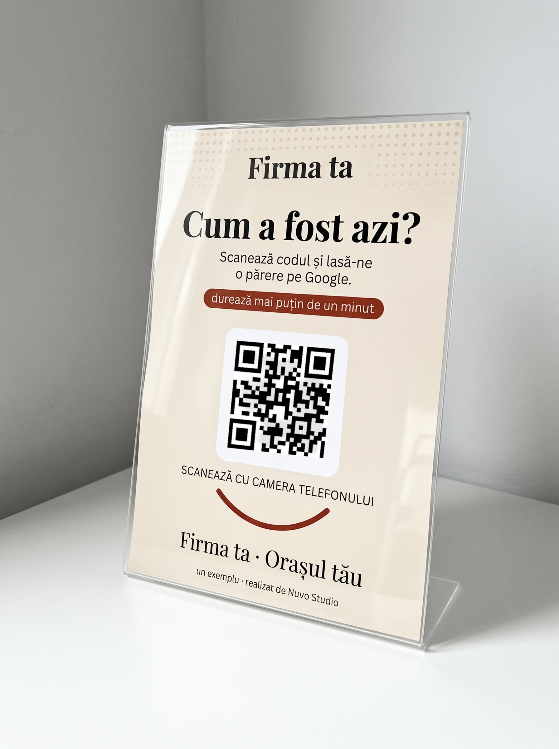 Stand de recenzii cu cod QR, în variantă bej, adaptat pe o identitate deschisă