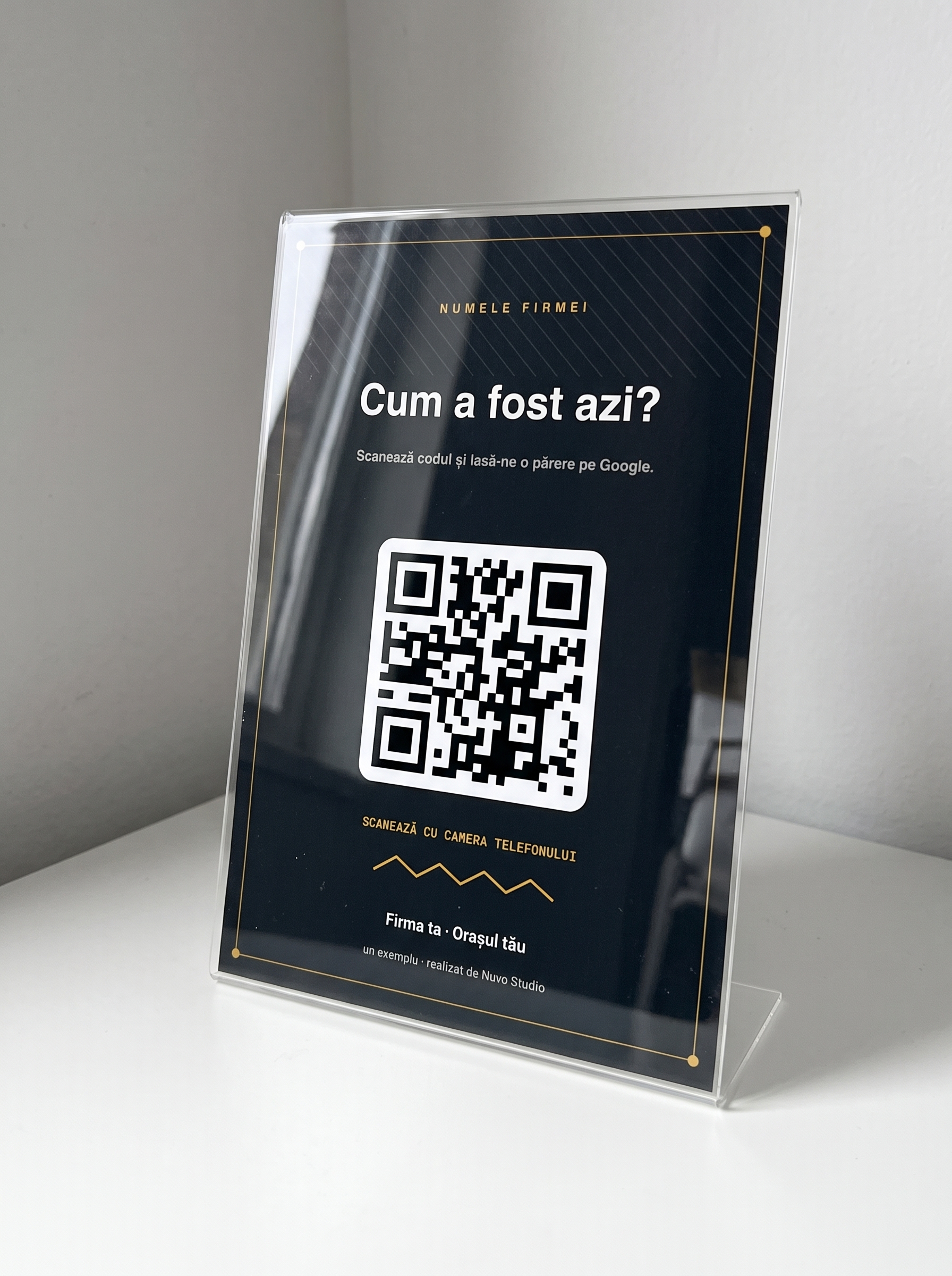 Stand de recenzii cu cod QR, în variantă neagră, adaptat pe o identitate întunecată